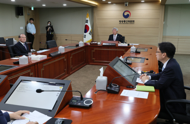 김홍일 방송통신위원장이 28일 정부과천청사 방송통신위원회에서 열린 제32차 위원회 회의를 주재하고 있다. 연합뉴스